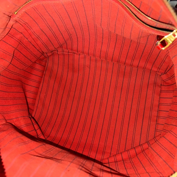 Authentic Louis Vuitton Empreinte Lumineuse PM Shoulder Bag - Picture 15 of 16